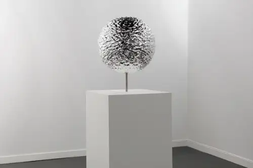 Opera de arta pe care trebuie sa o ai la tine acasa. Sculptura care se topeste in propria forma (VIDEO)