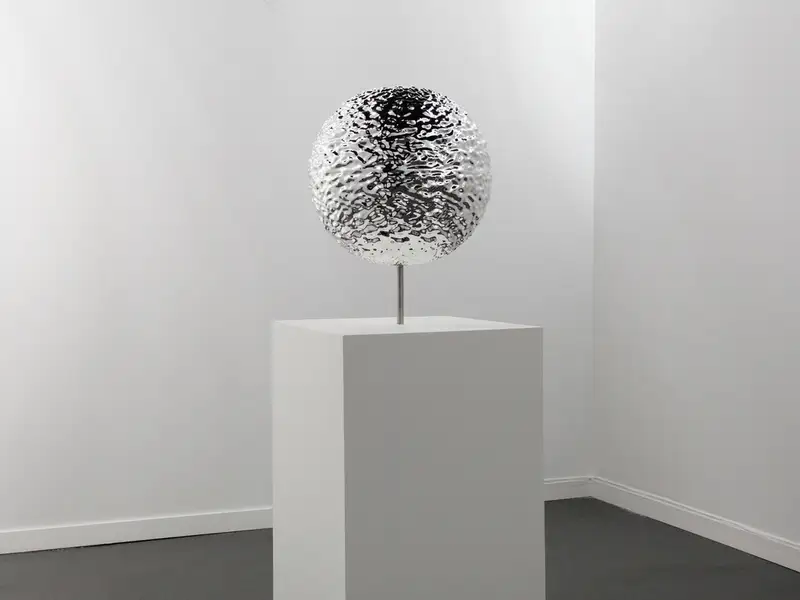 Opera de arta pe care trebuie sa o ai la tine acasa. Sculptura care se topeste in propria forma (VIDEO)