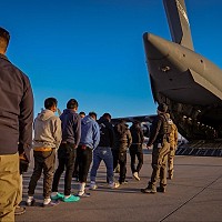 Zborurile de deportare au început în SUA. Imagini cu migranți încolonați au fost publicate, în timp ce Trump este de neclintit