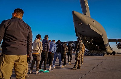 Zborurile de deportare au început în SUA. Imagini cu migranți încolonați au fost publicate, în timp ce Trump este de neclintit