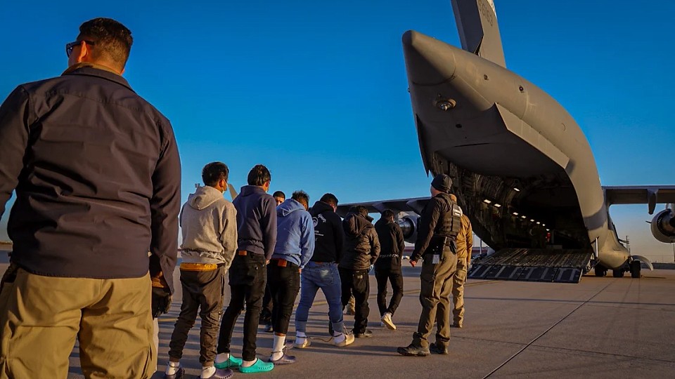 Zborurile de deportare au început în SUA. Imagini cu migranți încolonați au fost publicate, în timp ce Trump este de neclintit