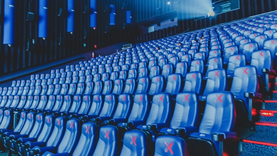 Analiză Colliers: Cinema-ul românesc atinge un maxim istoric în 2025. Încasări de 63 mil. euro, pe fondul scumpirii biletelor