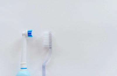 Cu ce periuță este bine să te speli pe dinți