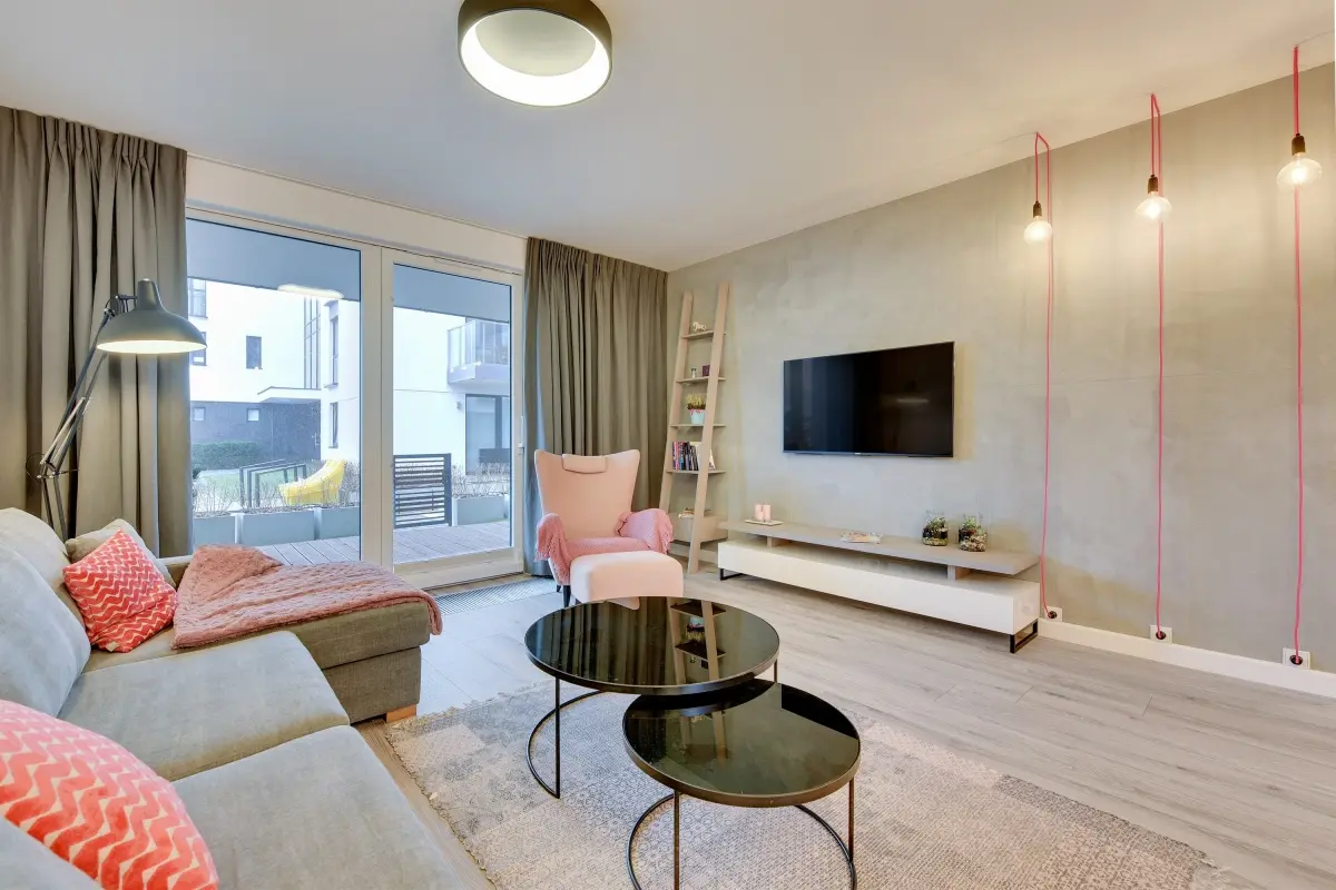 Accente de roz feminin intr-un apartament de 2 camere