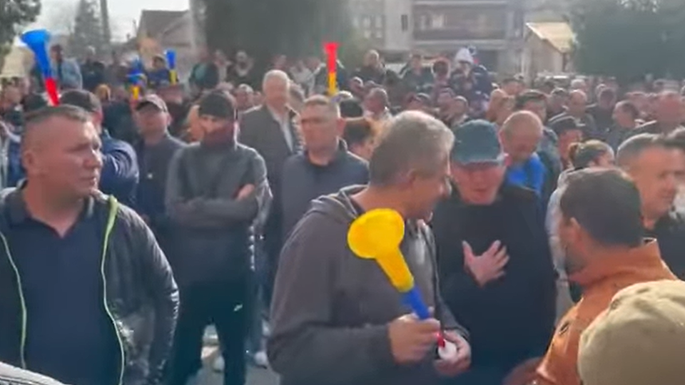 VIDEO | Gorjul se ridică: Minerii și energeticienii din Valea Jiului au protestat pentru a treia zi consecutivă în fața Complexului Energetic Oltenia. Oamenii au adus coroane de flori și lumânări după ce au fost informați că vor rămâne fără locuri de muncă