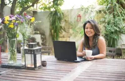 Birou în interior vs. birou în curtea casei: Care este alegerea potrivită pentru tine?