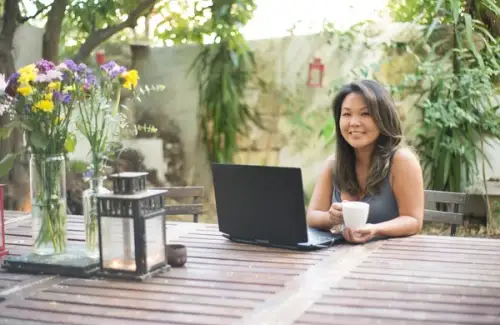 Birou în interior vs. birou în curtea casei: Care este alegerea potrivită pentru tine?