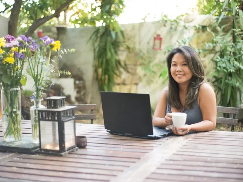 Birou în interior vs. birou în curtea casei: Care este alegerea potrivită pentru tine?