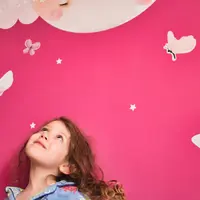 Transformă pereții dormitorului copilului în povești: sfaturi utile pentru un dormitor magic