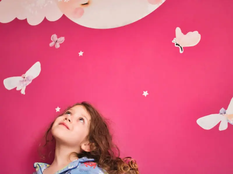 Transformă pereții dormitorului copilului în povești: sfaturi utile pentru un dormitor magic