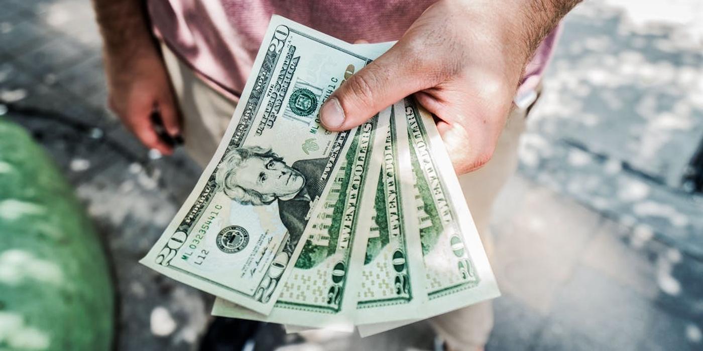 SONDAJ: 69% dintre consumatorii la nivel global şi-au redus cheltuielile neesenţiale, pe măsură ce scumpirile au atins niveluri record peste tot în lume