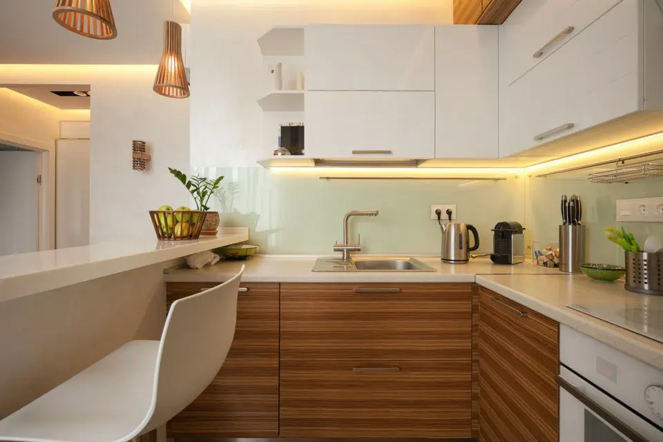 Finisaje naturale intr-o amenajare minimalista de 43 mp