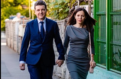 Mirabela Grădinaru a arătat, la TV, certificatele de botez ale copiilor lui Nicușor Dan