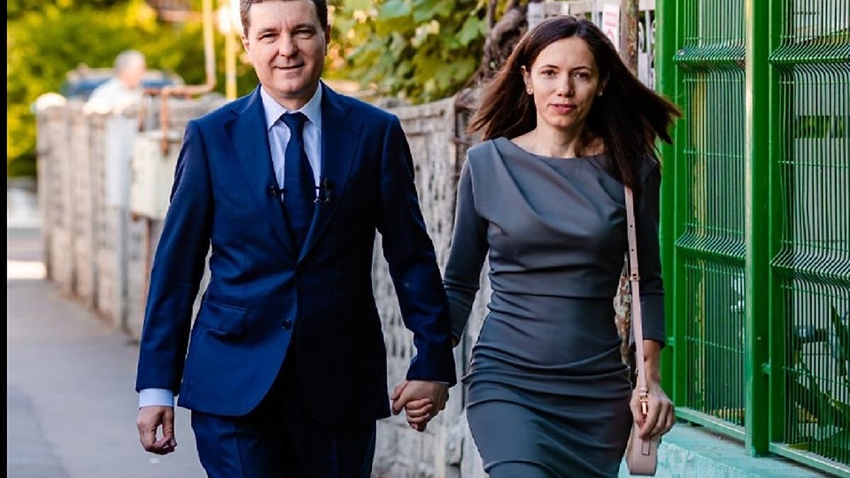 Mirabela Grădinaru a arătat, la TV, certificatele de botez ale copiilor lui Nicușor Dan