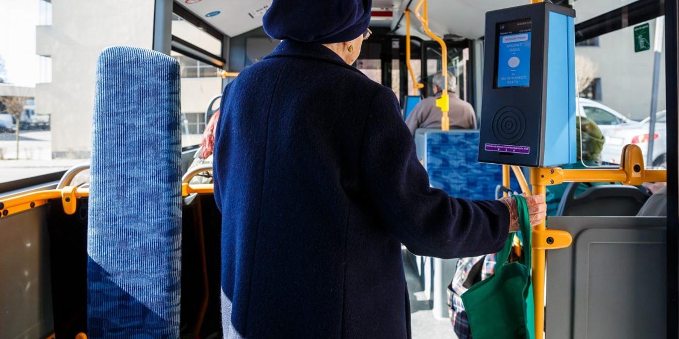 Abonamente gratuite pentru transportul în comun pentru pensionari, persoanele vârstnice și cetățenii de onoare din partea Primăriei Cluj-Napoca