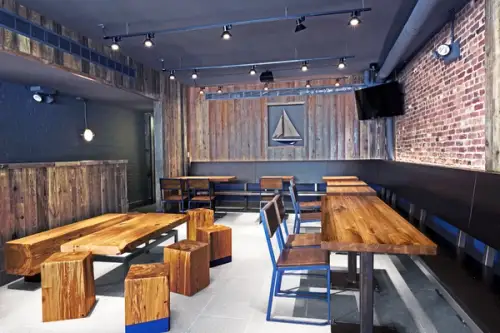 Cel mai nou Shake Shack din New York are mobila reciclata