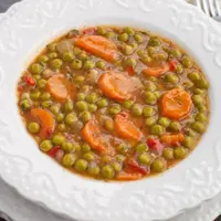 Tocăniță de mazăre vegană: rețeta simplă și gustoasă cu morcovi și cartofi