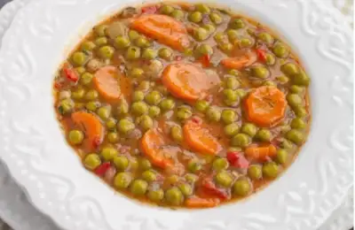 Tocăniță de mazăre vegană: rețeta simplă și gustoasă cu morcovi și cartofi