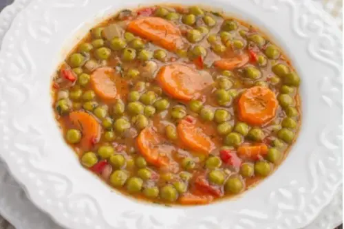 Tocăniță de mazăre vegană: rețeta simplă și gustoasă cu morcovi și cartofi