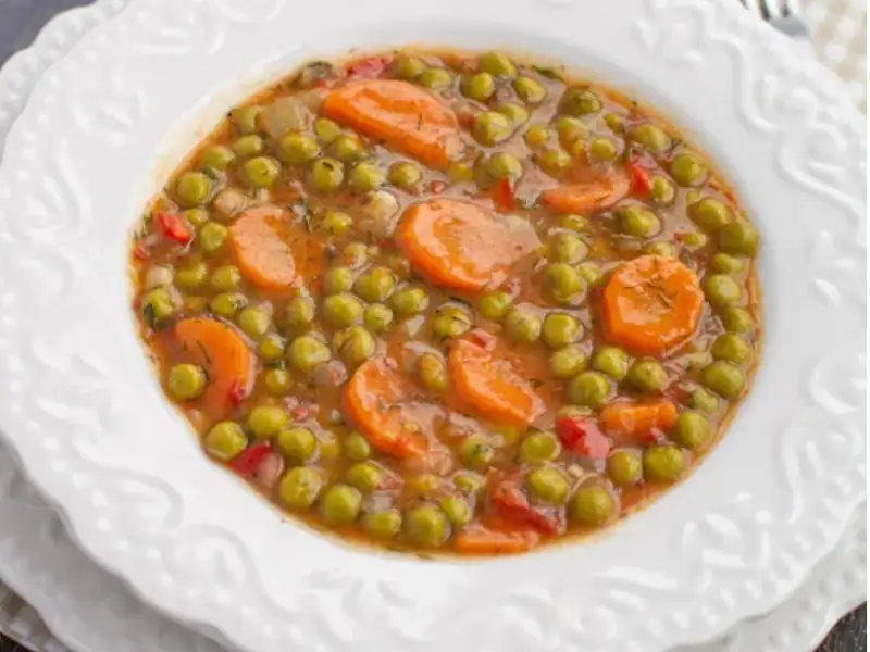 Tocăniță de mazăre vegană: rețeta simplă și gustoasă cu morcovi și cartofi