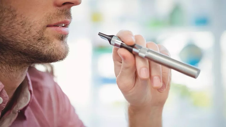 Uniunea Europeană vrea interzicerea țigărilor cu filtru și a produselor de vapat aromate pentru reducerea consumului de tutun