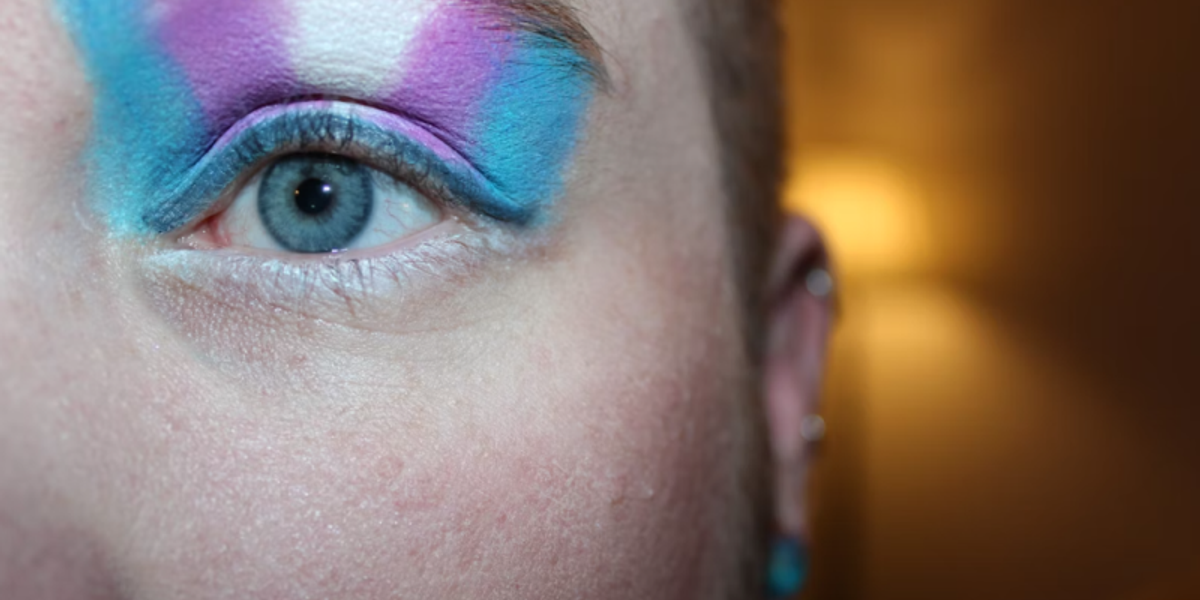 O femeie care pretinde că e bărbat și a născut un copil șantajează emoțional opinia publică din Marea Britanie