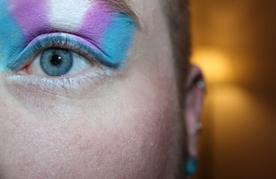 O femeie care pretinde că e bărbat și a născut un copil șantajează emoțional opinia publică din Marea Britanie