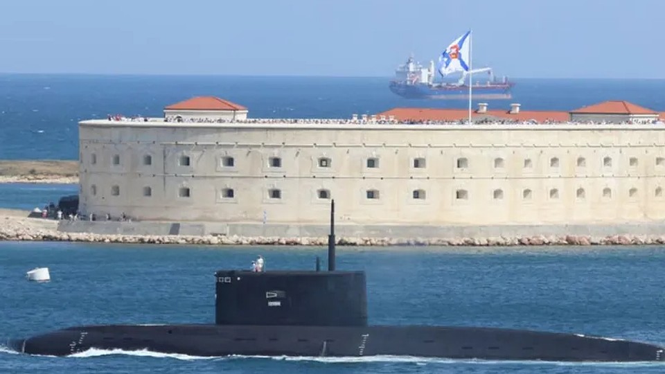 Operațiunea „Curățarea Mării Negre” de submarinele Rusiei. Avioane NATO monitorizează, Ucraina lovește
