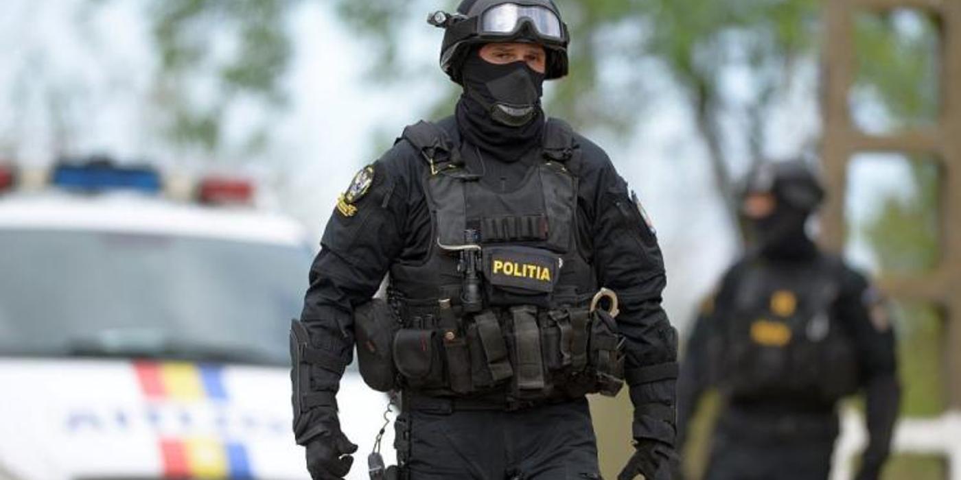 Percheziţie domiciliară pe raza judeţelor Cluj şi Maramureş. Doi bărbați au fost reținuți pentru comercializarea de substanțe interzise