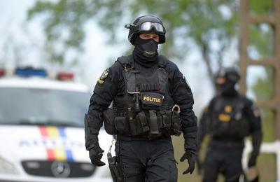 Percheziţie domiciliară pe raza judeţelor Cluj şi Maramureş. Doi bărbați au fost reținuți pentru comercializarea de substanțe interzise