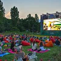 Cinema în aer liber” 2025: Filme noi, intrare gratuită și proiecții pe Insula Artelor din Parcul Titan