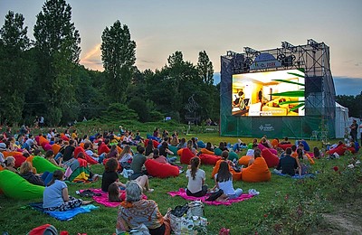 Cinema în aer liber” 2025: Filme noi, intrare gratuită și proiecții pe Insula Artelor din Parcul Titan