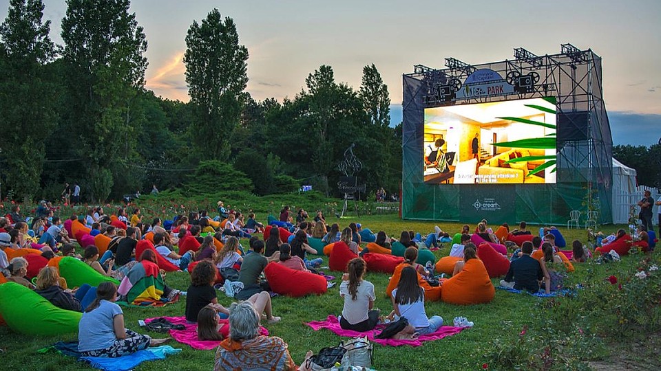 Cinema în aer liber” 2025: Filme noi, intrare gratuită și proiecții pe Insula Artelor din Parcul Titan