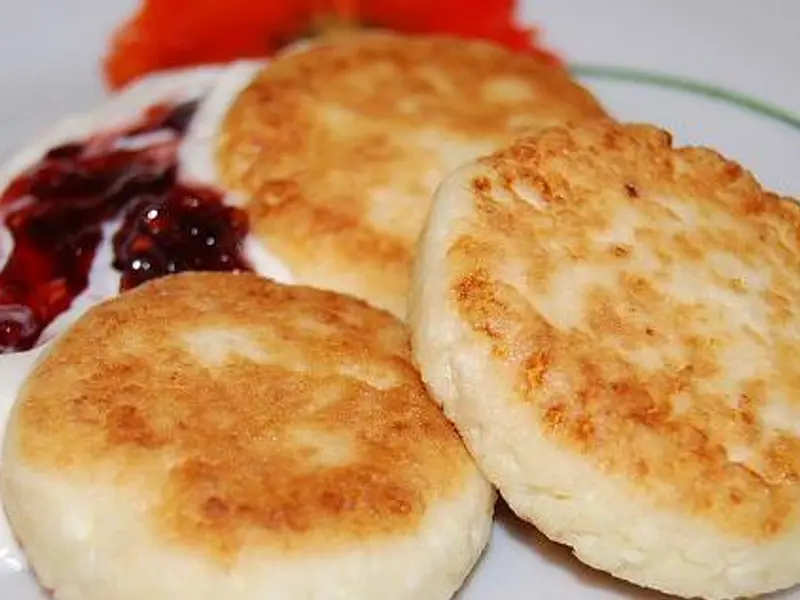 Syrniki (papanasi moldovenesti) vegani: papanași răsfățați, ideali la micul dejun sau desert