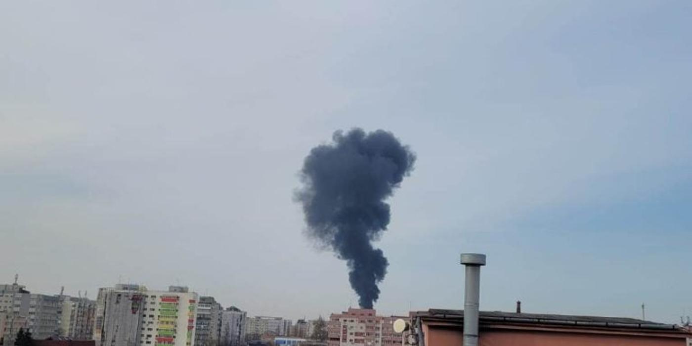 Incendiu puternic pe acoperișul unui bloc, în cartierul Rahova din București. FOTO