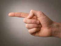 De ce nu este greșit să arăți cu degetul și cum au devenit „tonții” victimele unei frizerii medievale