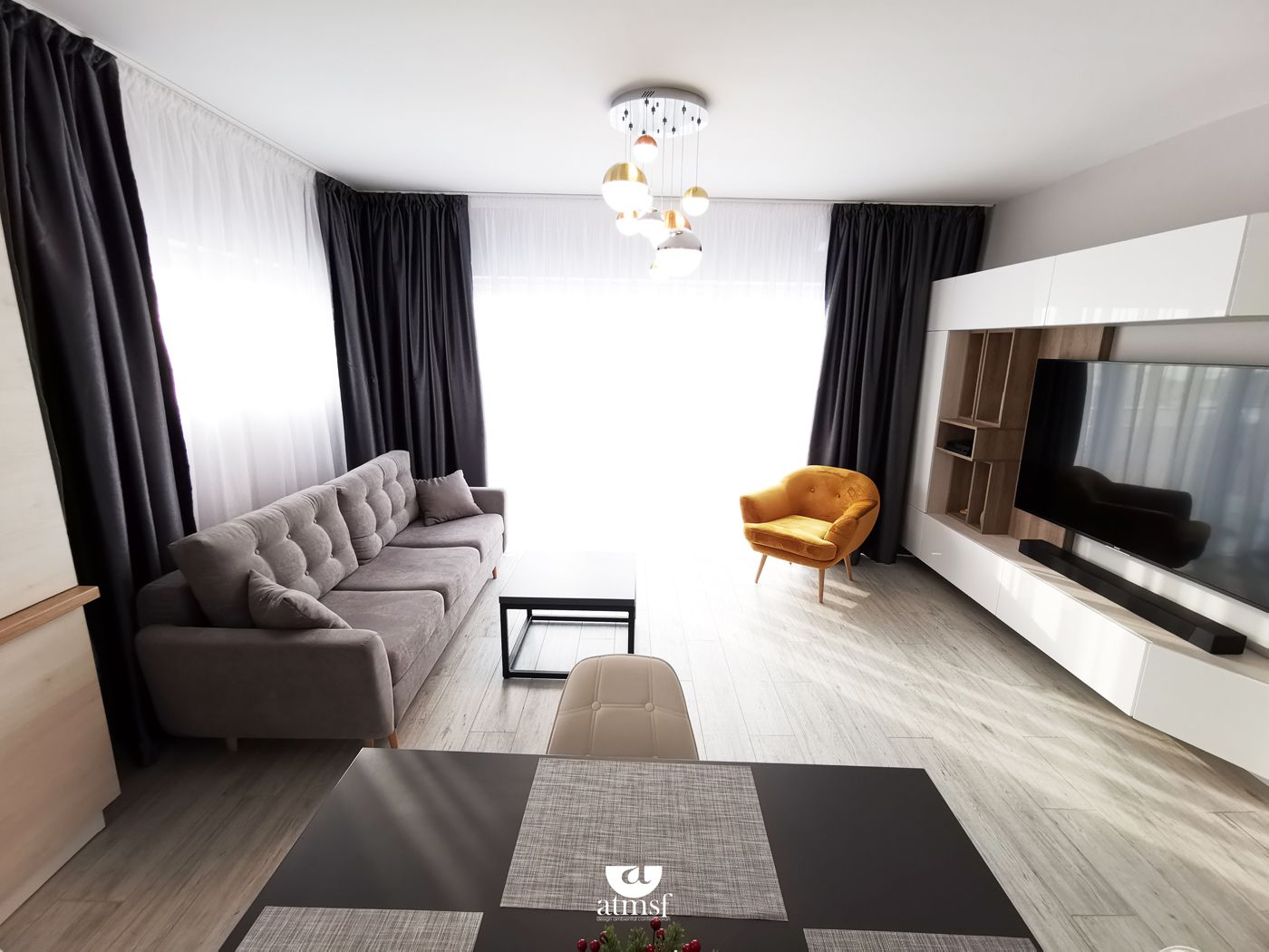 Amenajare minimalista apartament 82 mp  Contraste alb negru si accente de lemn