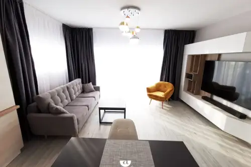 Amenajare minimalista apartament 82 mp Contraste alb negru si accente de lemn
