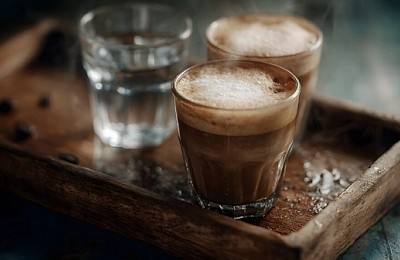 De ce este servită cafeaua alături de un pahar cu apă – explicația specialiștilor