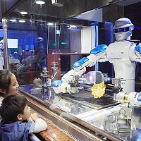 Bucătării automate și ospătari roboți. Viitorul care a ajuns mai repede decât credeam
