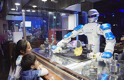 Bucătării automate și ospătari roboți. Viitorul care a ajuns mai repede decât credeam
