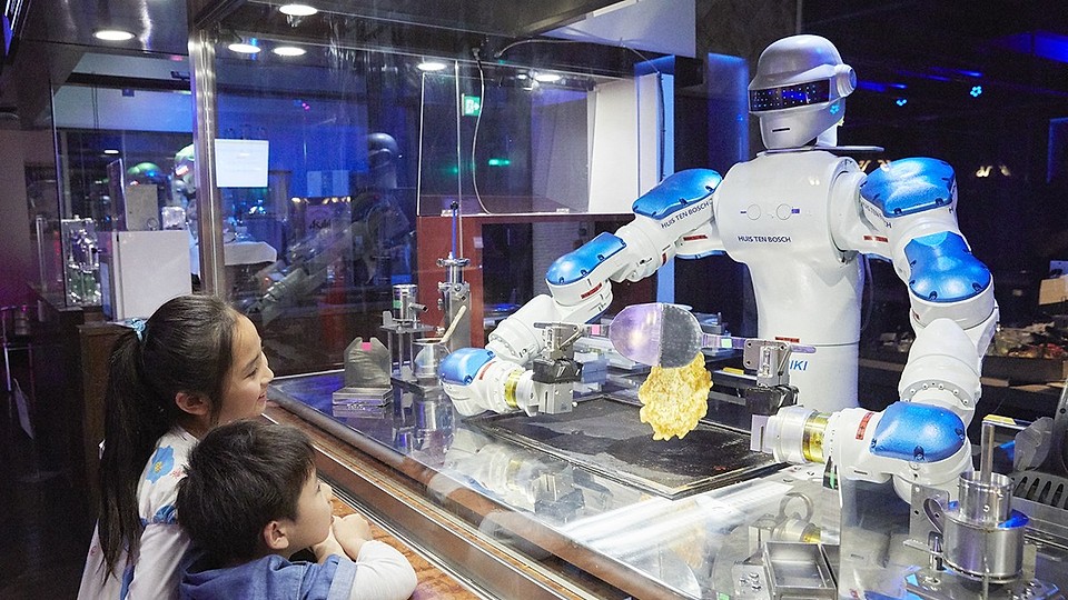 Bucătării automate și ospătari roboți. Viitorul care a ajuns mai repede decât credeam