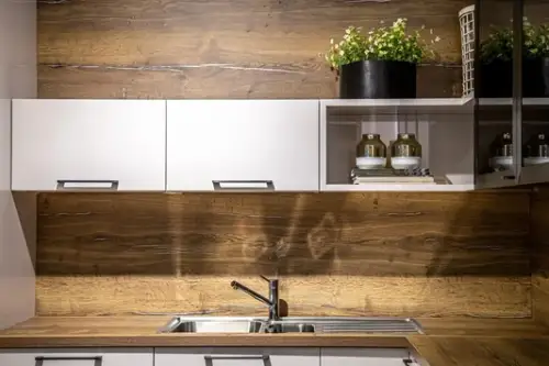 Rolul dulapurilor suspendate în amenajarea unei bucătării și cum să le alegi