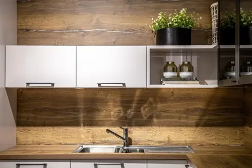 Rolul dulapurilor suspendate în amenajarea unei bucătării și cum să le alegi