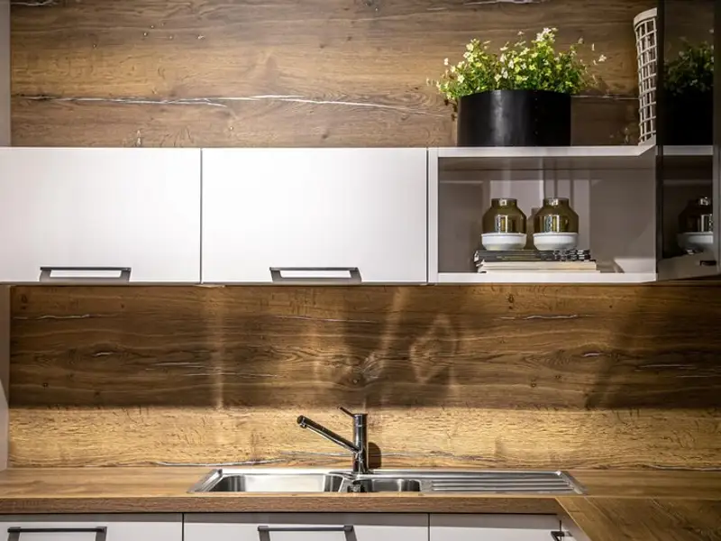 Rolul dulapurilor suspendate în amenajarea unei bucătării și cum să le alegi