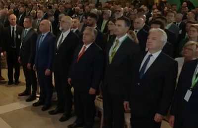 VIDEO | Premierul României, Ilie Bolojan, a stat disciplinat în poziție de drepți la intonarea imnului așa-numitului ținut secuiesc. Sorin Grindeanu a părăsit sala
