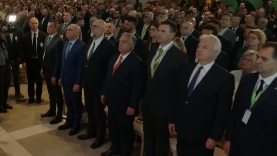 VIDEO | Premierul României, Ilie Bolojan, a stat disciplinat în poziție de drepți la intonarea imnului așa-numitului ținut secuiesc. Sorin Grindeanu a părăsit sala