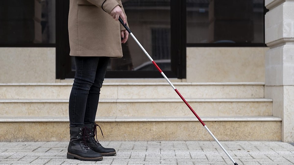 Minune medicală: o femeie care și-a pierdut vederea poate citi din nou, datorită unei terapii inovatoare