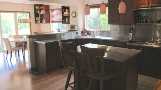 Bucatarie reconditionata pentru un aspect proaspat si modern