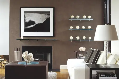 Rafturile din sticla integrate in decorul camerelor